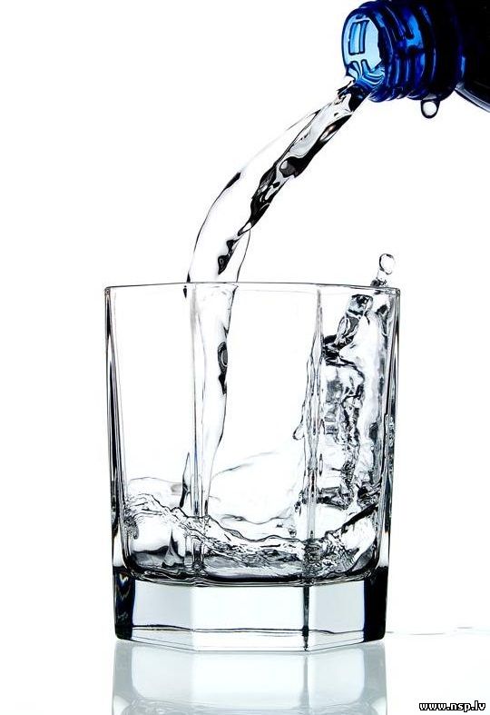 Вода - Роль воды Сколько надо пить воды как и какую H2O Стакан Воды Жидкость Капля Брызги Мокрый Струя Прозрачная Вода Голубая