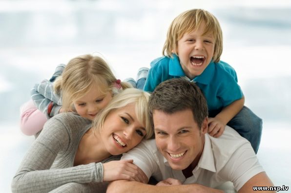 Основы здорового образа жизни - Как сохранить свое здоровье Счастливая Здоровая Семья Дети Веселые Люди Радостные Мама Папа Сын Дочка Счастье Здоровый Образ Жизни Активный